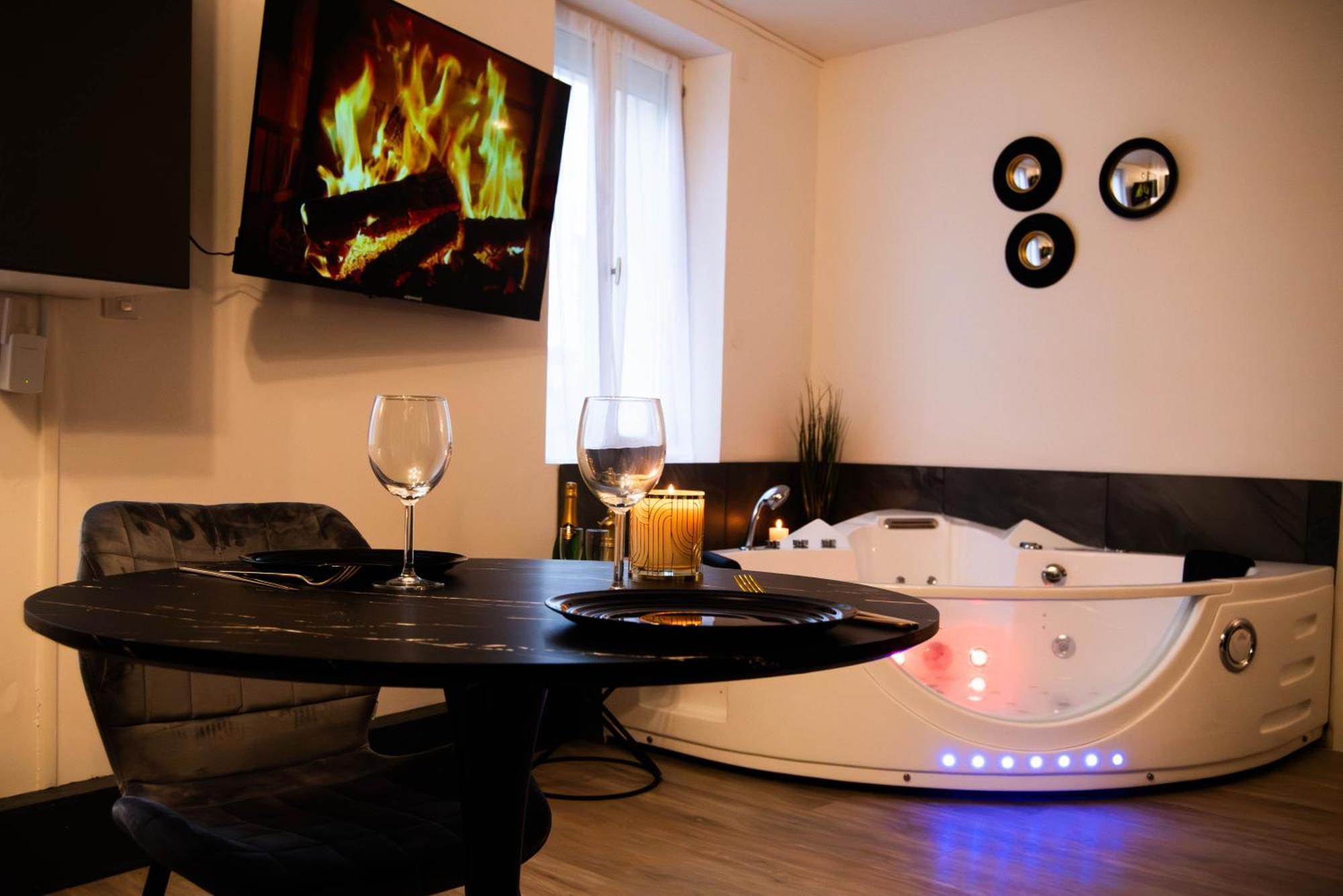 Suite Romantique Jacuzzi Moulins  Esterno foto